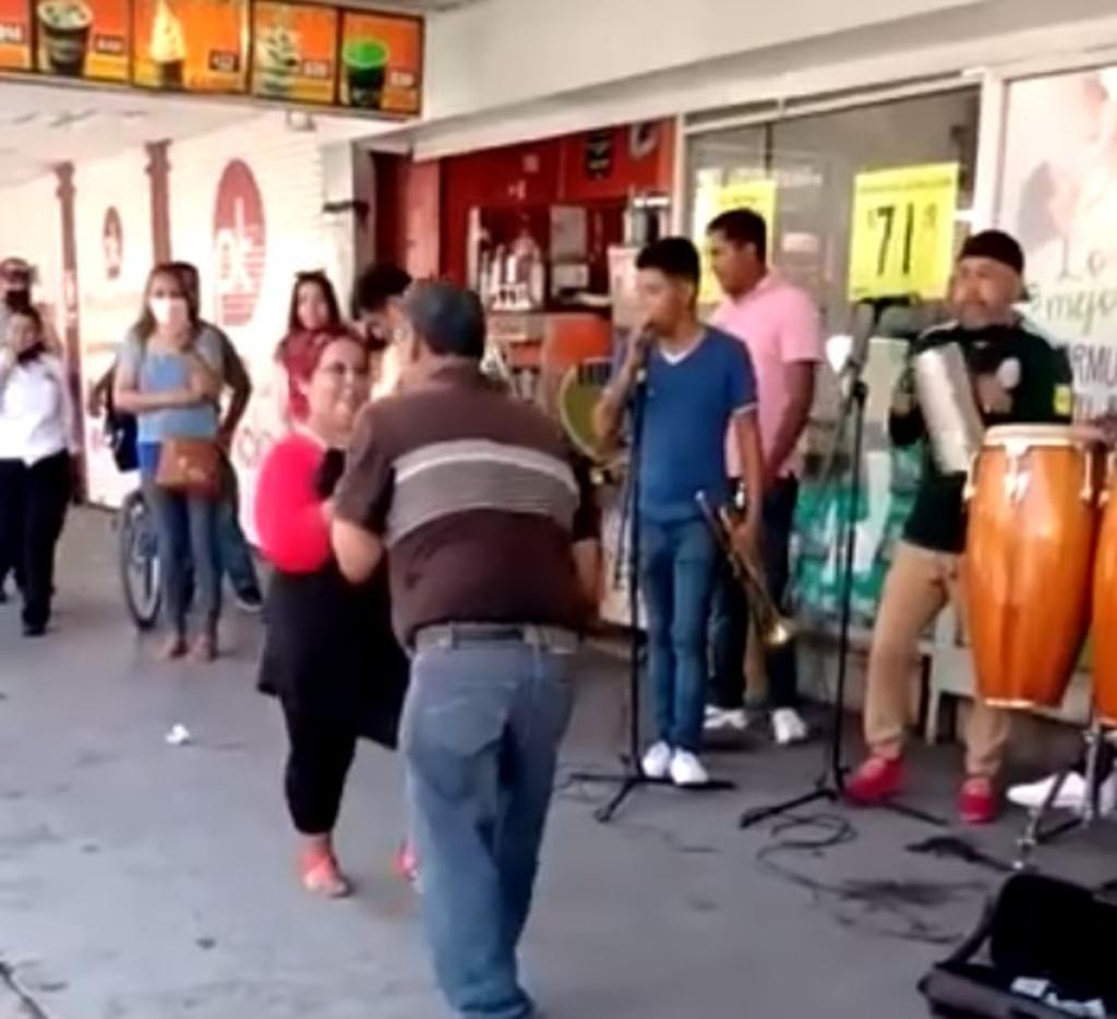 ¿Y la sana distancia?; arman 'baile' en pleno centro de Torreón