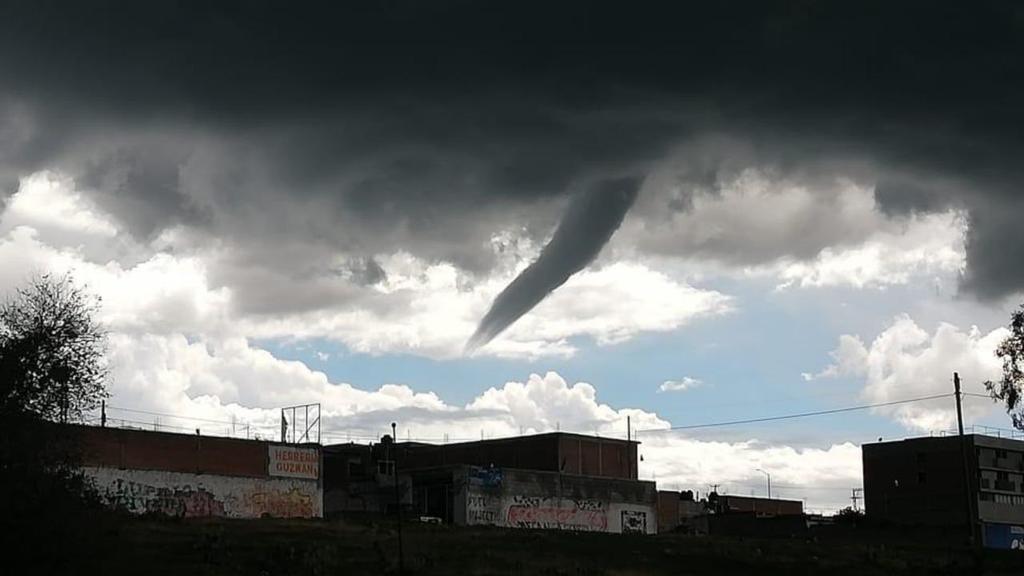 Captan formación de posible tornado en Querétaro
