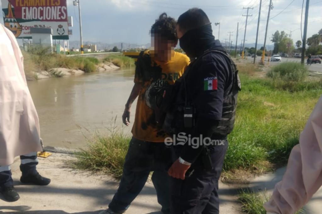 Rescatan a hombre de canal de riego en Torreón