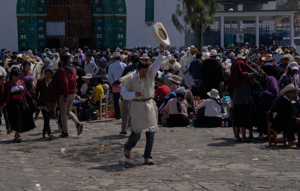 Festejan graduaciones en pueblos de Chiapas pese a coronavirus