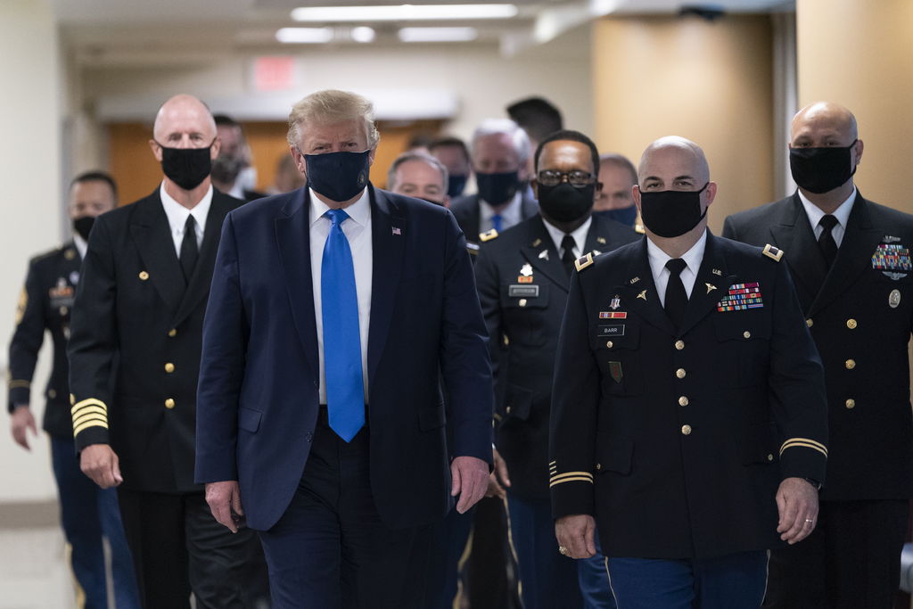 Trump usa mascarilla en hospital militar