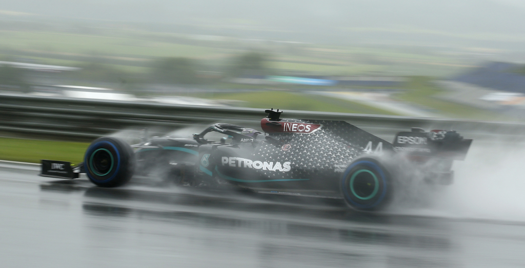 Lewis Hamilton gana 'pole' bajo la lluvia