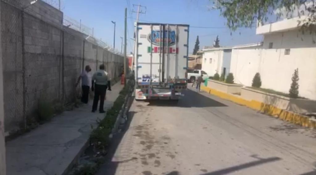Aseguran tráiler con pacas de ropa en la carretera Monterrey-Saltillo