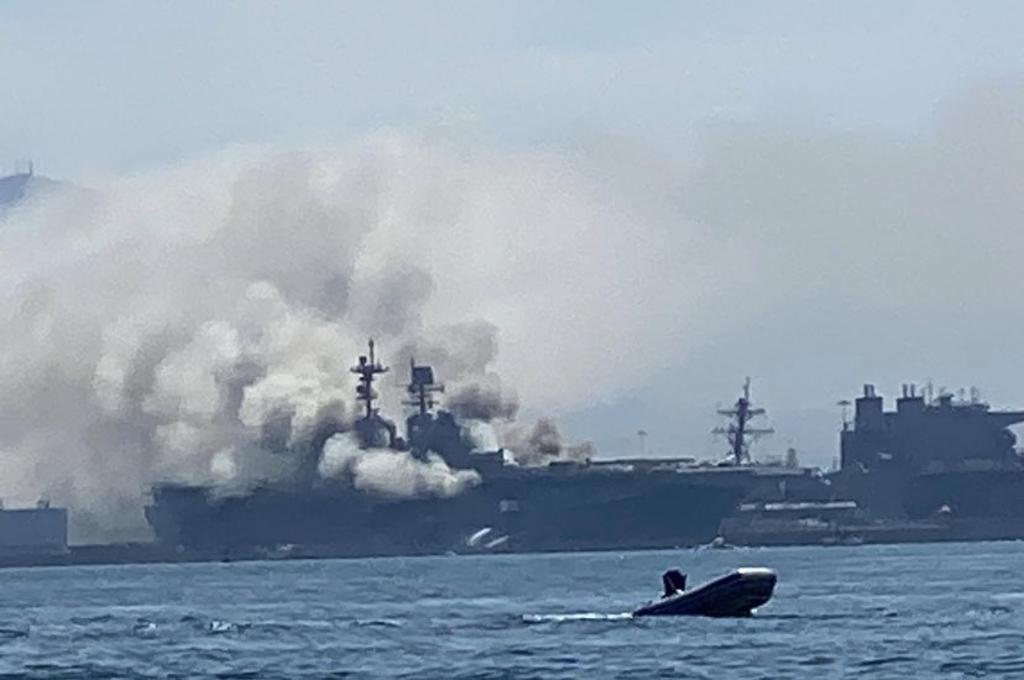 Tras escucharse explosión, se incendia buque de Armada de EUA en San Diego
