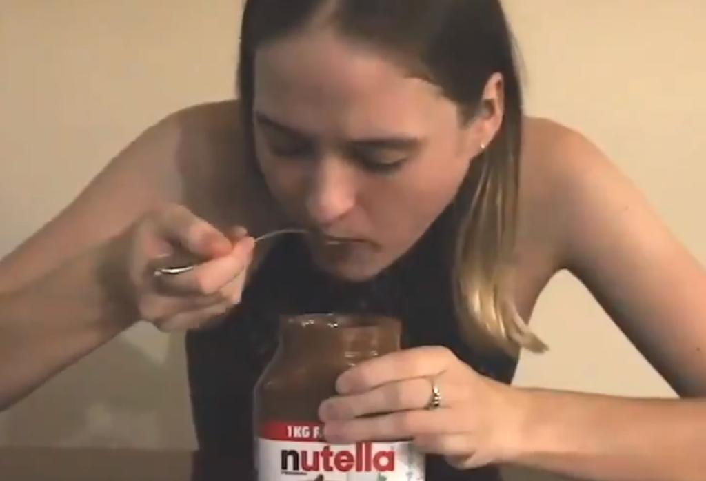 Mujer come un bote entero de Nutella en 4 minutos y se vuelve viral