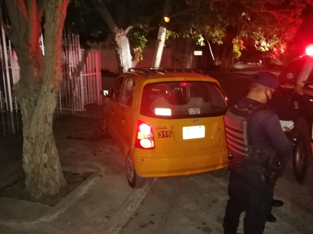 'Pasajero' asalta a taxista en Torreón; lo hiere en el cuello con una navaja