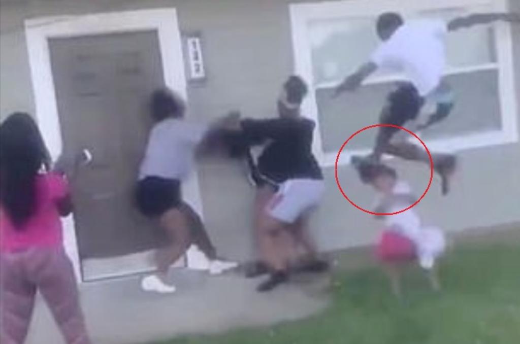 Adolescentes golpean a mujer 'embarazada' y a su pequeña hija