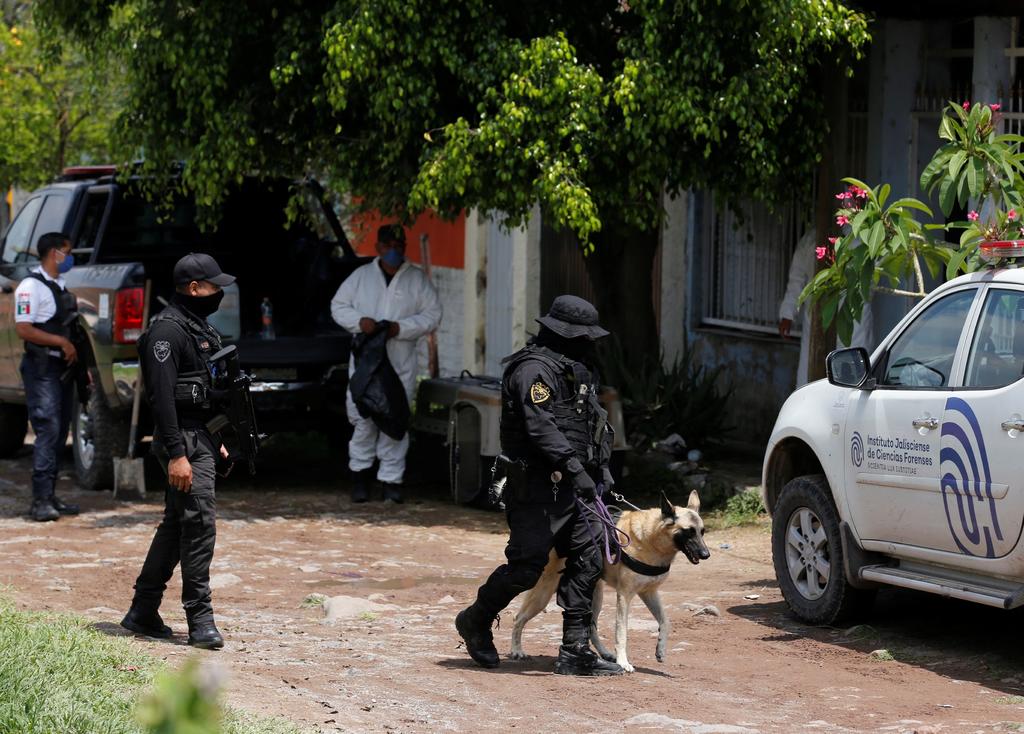 Hallan fosa clandestina con al menos 23 cuerpos en Jalisco