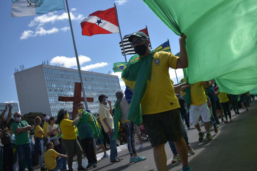 Marchan simpatizantes de Bolsonaro para mostrarle su respaldo