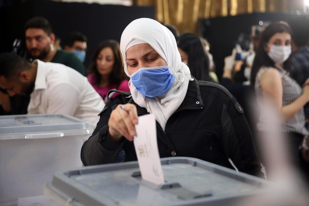 Votan sirios por nuevo Parlamento en medio de crisis económica y COVID-19