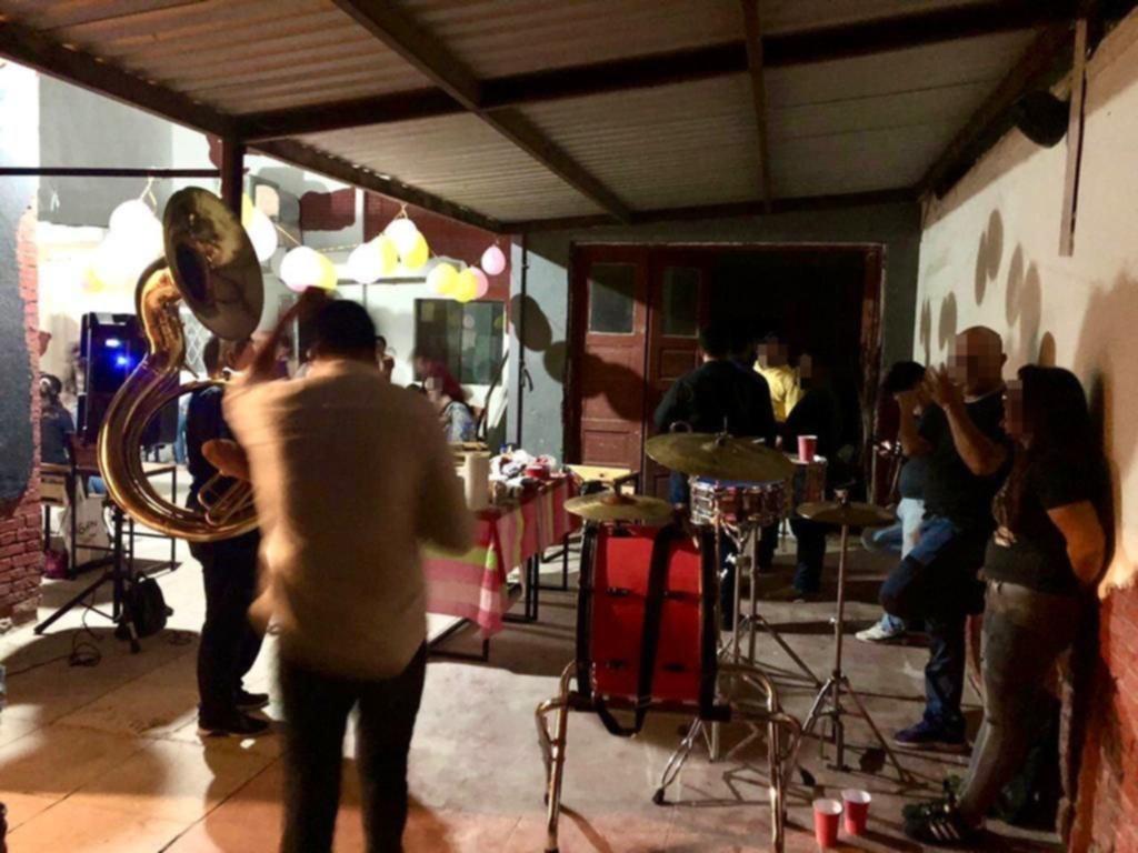 COVID-19 no inhibe las fiestas; reportan más de 100 en Torreón