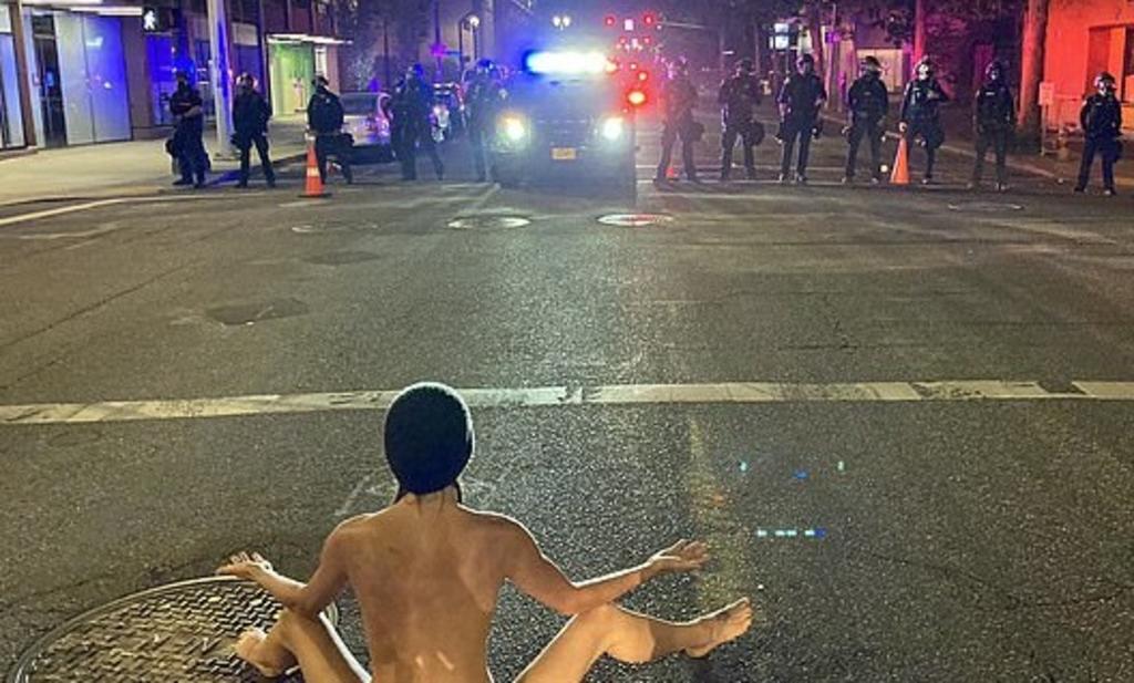 Mujer se desnuda durante protesta en EUA por el asesinato de George Floyd