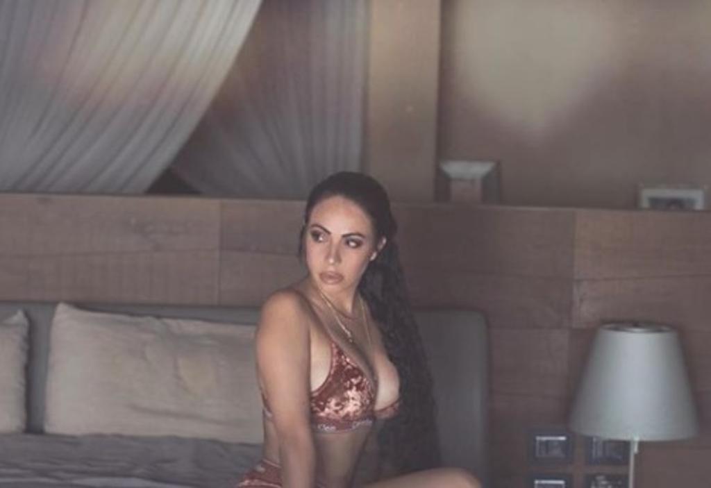 Jimena Sánchez inicia la semana en la playa con bikini Fendi
