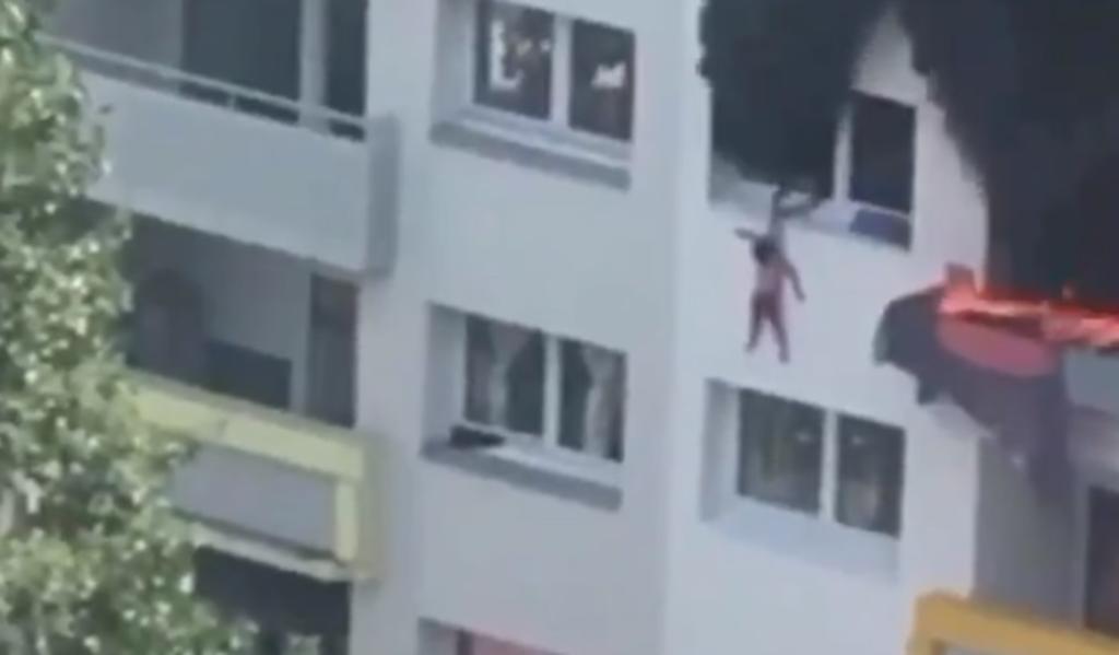 VIDEO: Niños saltan de un edificio para salvarse de un incendio
