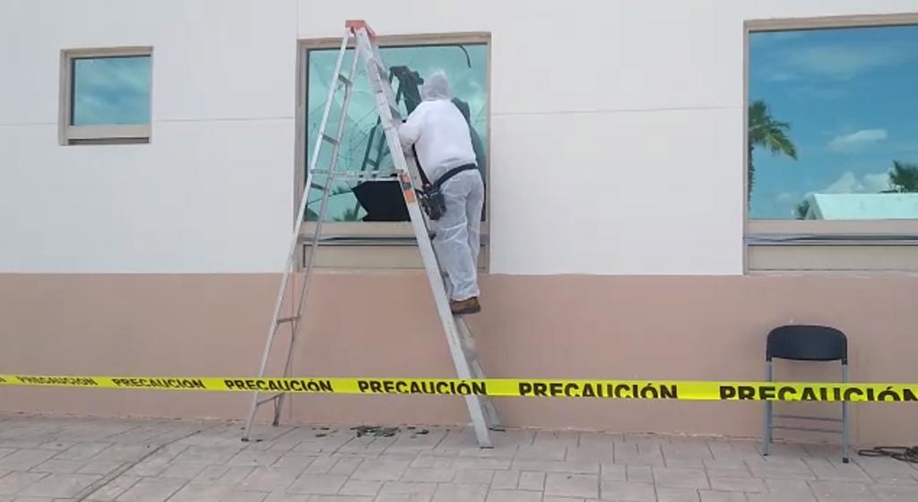 Paciente con COVID-19 entra en crisis y rompe vidrio del Hospital General de Torreón