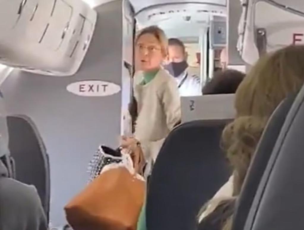 Aerolínea expulsa a pasajera por no usar cubrebocas y todos aplauden
