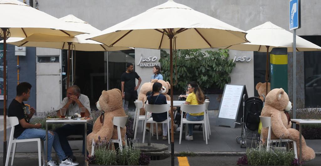 Mantienen sana distancia con osos de peluche en la Ciudad de México
