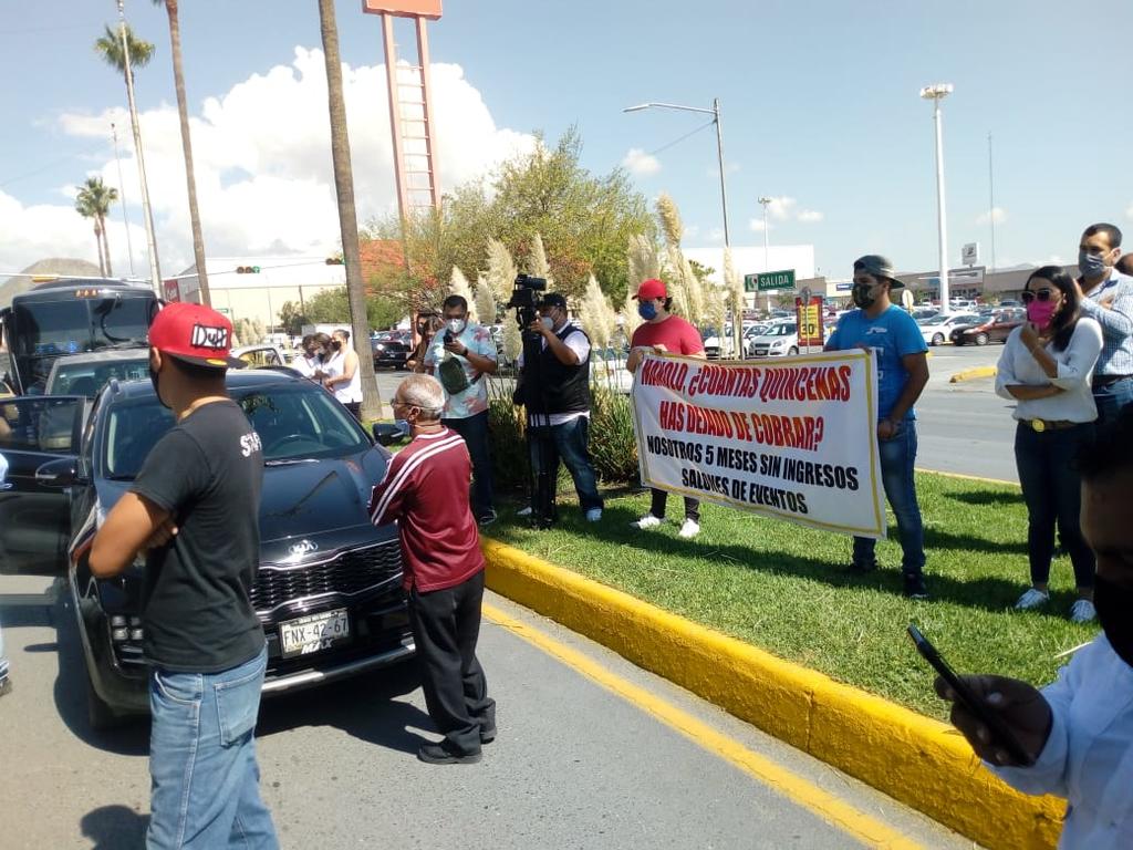 Marchan organizadores de eventos sociales y bloquean vialidad en Saltillo