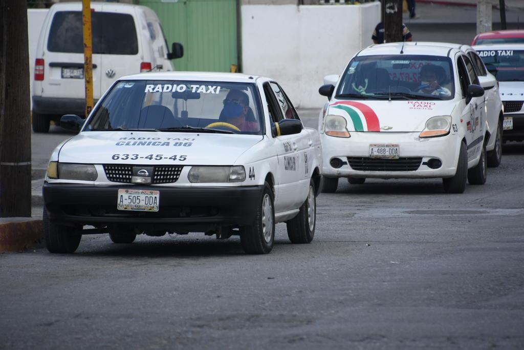 Piden taxistas de Monclova más tiempo para colocar micas de protección ante COVID-19