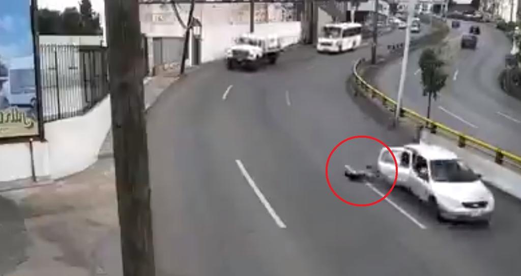 VIDEO: Niño sale disparado de auto en movimiento en Zacatecas