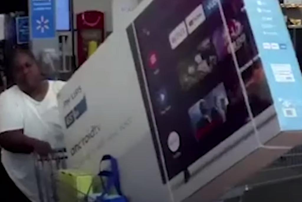 VIDEO: Mujer intenta robar pantalla gigante de un supermercado