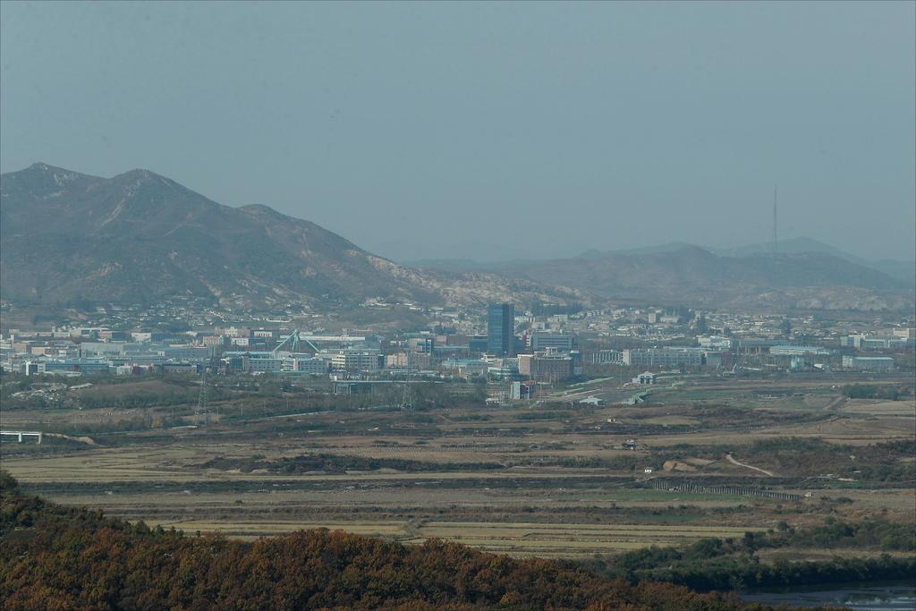 Aíslan ciudad en Corea del Norte por presunto caso de COVID-19