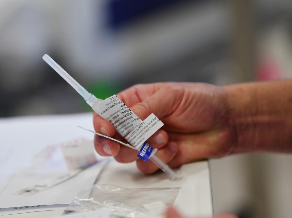 Prueban vacuna contra COVID-19 en 30 mil voluntarios en EUA