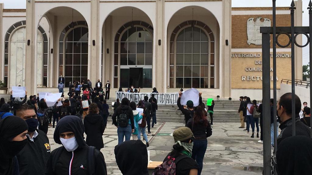 Marchan estudiantes contra la UA de C