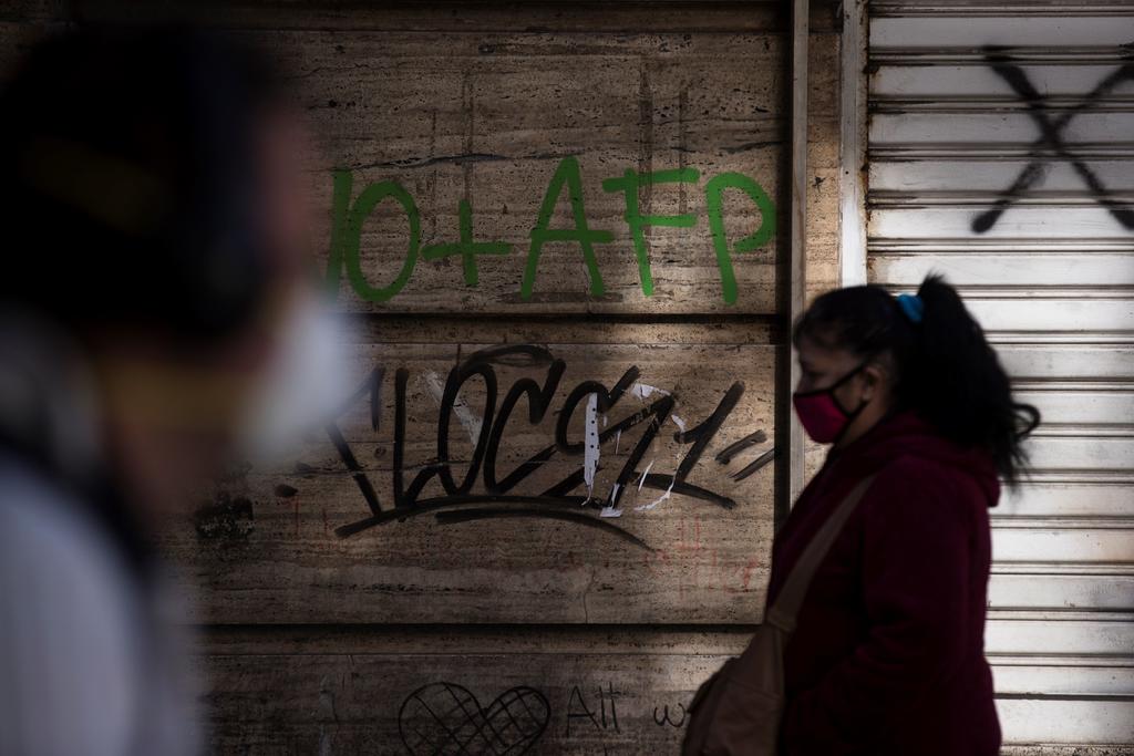 Ante caída de casos, más de un millón de personas salen de cuarentena en Chile