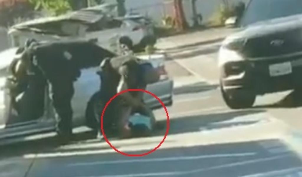 VIDEO: Policías golpean a mujer frente a sus hijos
