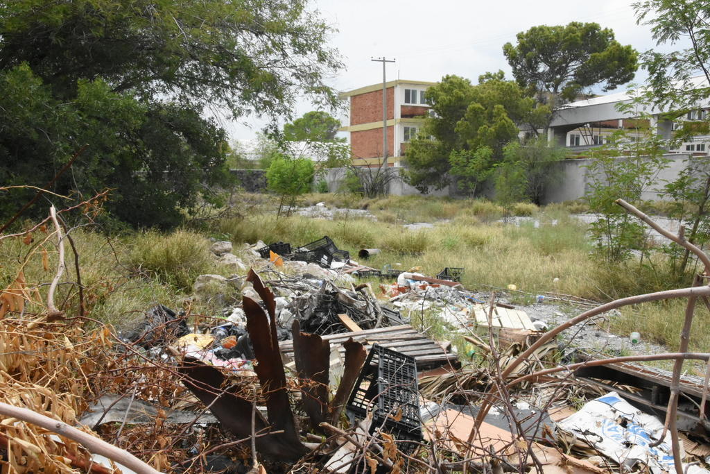 Terreno detrás del ISSSTE en Monclova convertido en basurero