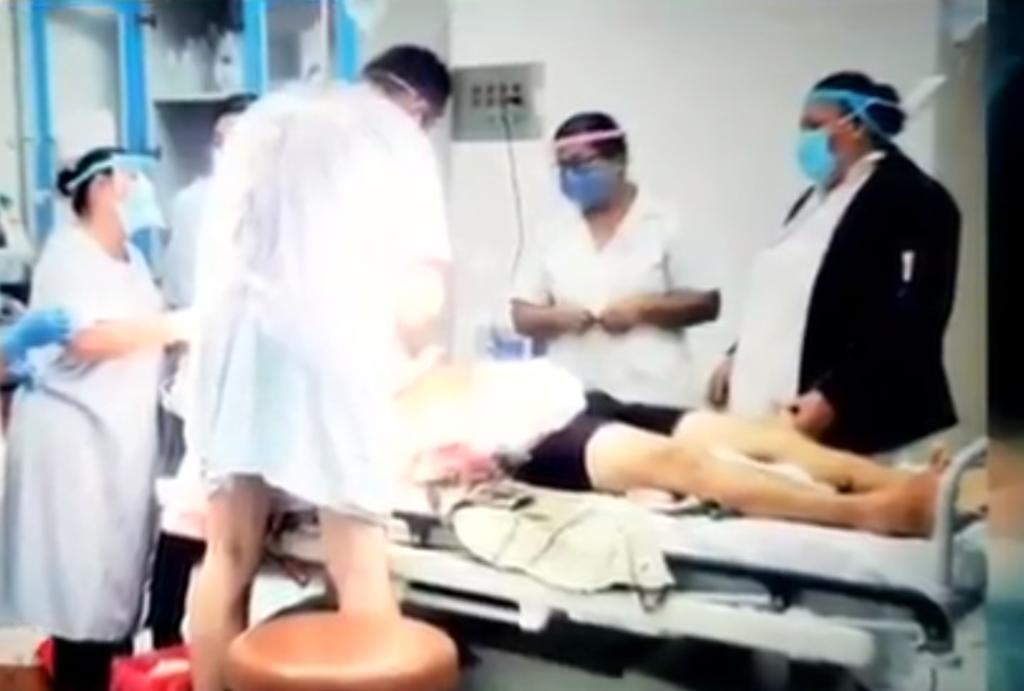 Médico internado deja su cama para antender a otro paciente