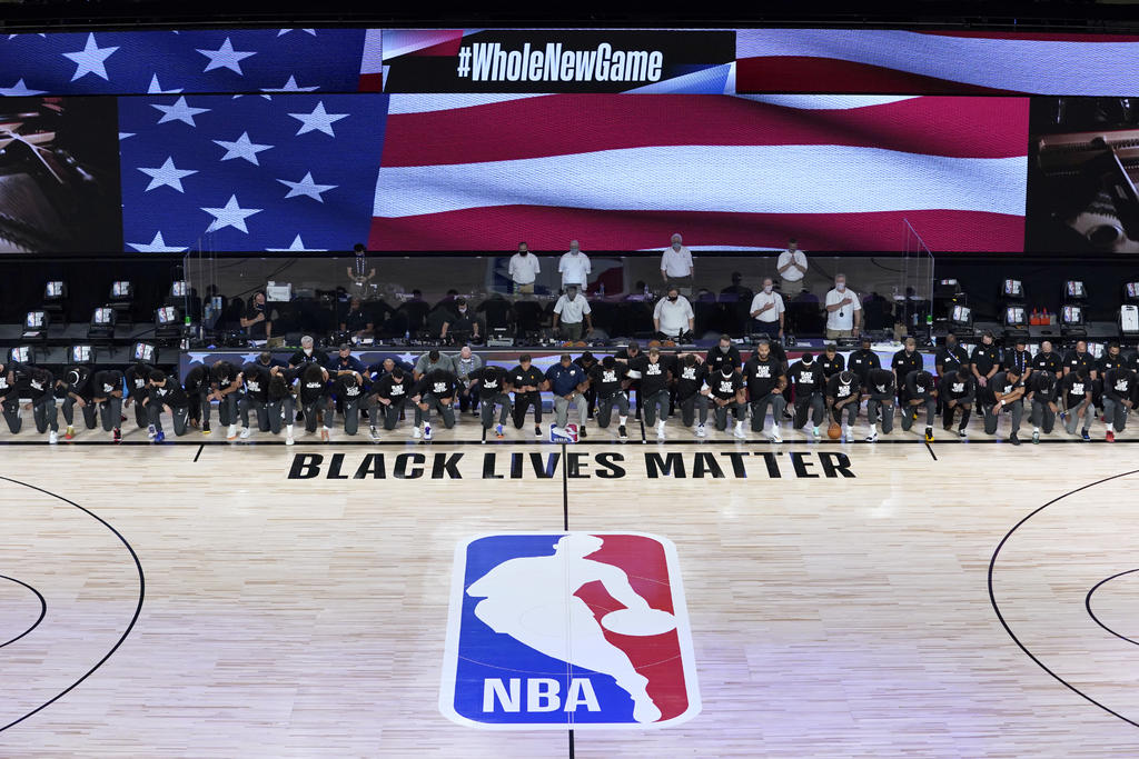 Jugadores se arrodillan durante Himno de EUA en el retorno de la NBA