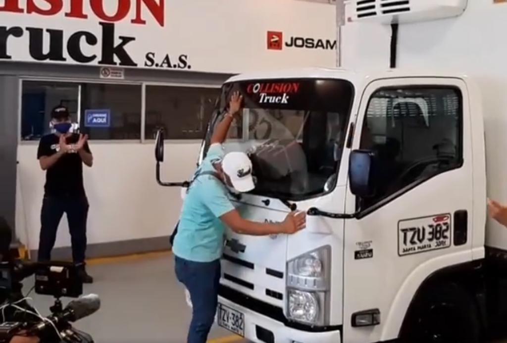 Conductor de camión recibe emotiva sorpresa tras sufrir rapiña