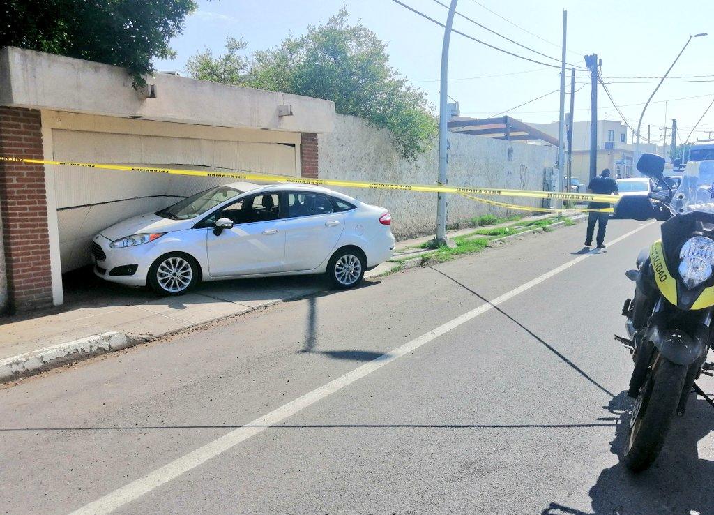 Hombre muere conduciendo en Torreón; auto se impacta contra vivienda