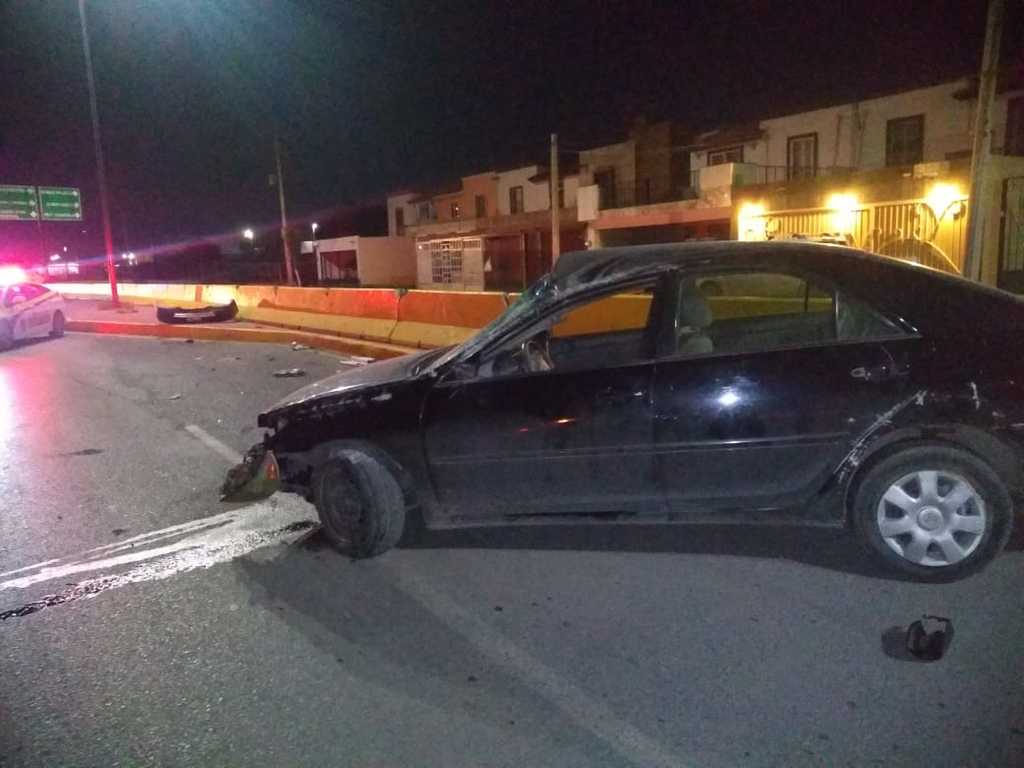 Automóvil vuelca en Periférico de Torreón