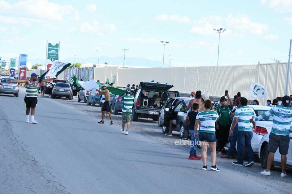 Acompañan a los Guerreros de Santos Laguna con caravana vehicular