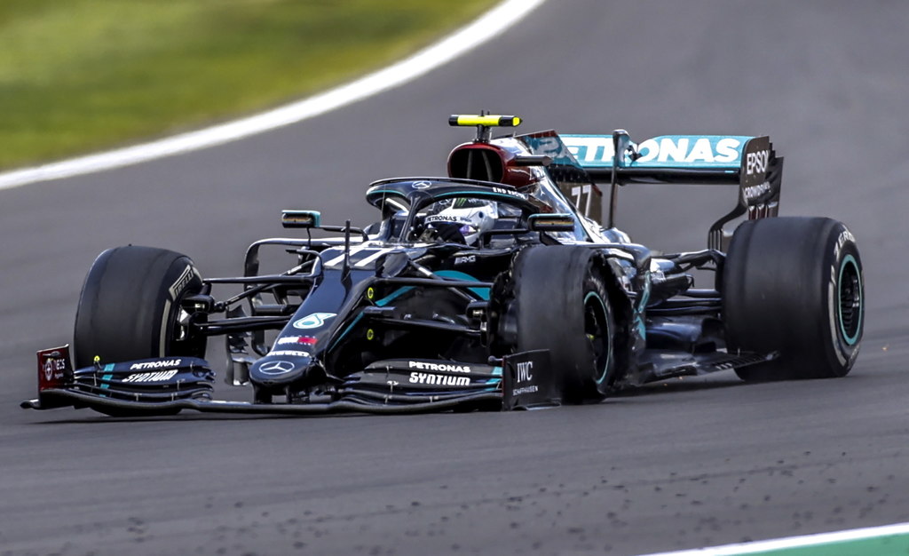 Lewis Hamilton se lleva la victoria con 'tres llantas'