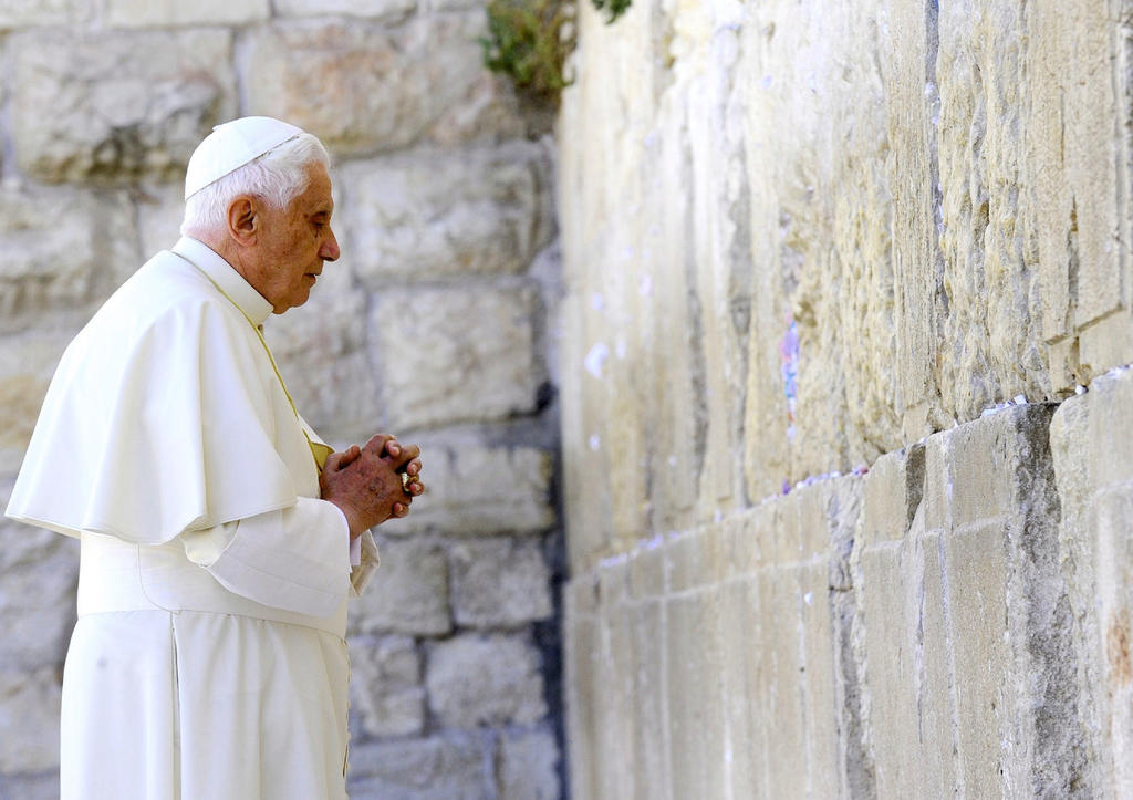 Papa emérito Benedicto XVI está gravemente enfermo, asegura biógrafo