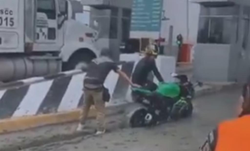 Motociclistas intentan evadir una caseta y quedan atascados en cemento fresco