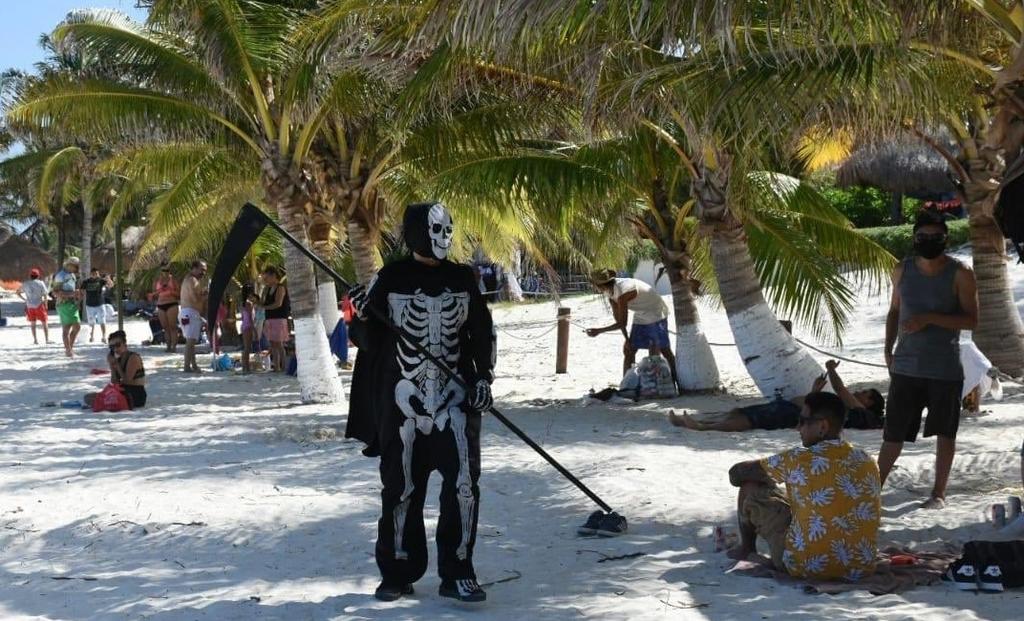 La 'muerte' invade playas de Quintana Roo para 'asustar' a turistas