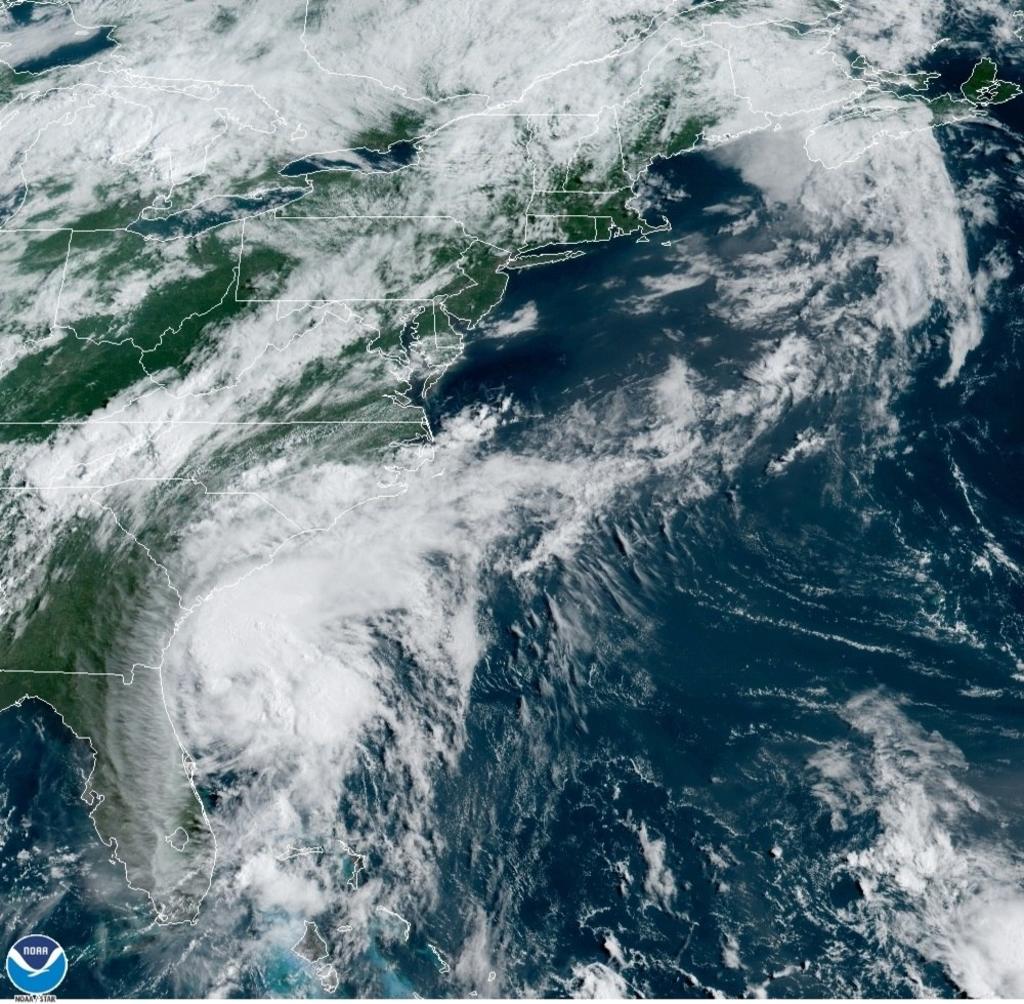 Isaías volverá a ser huracán antes de llegar hoy a las Carolinas en EUA