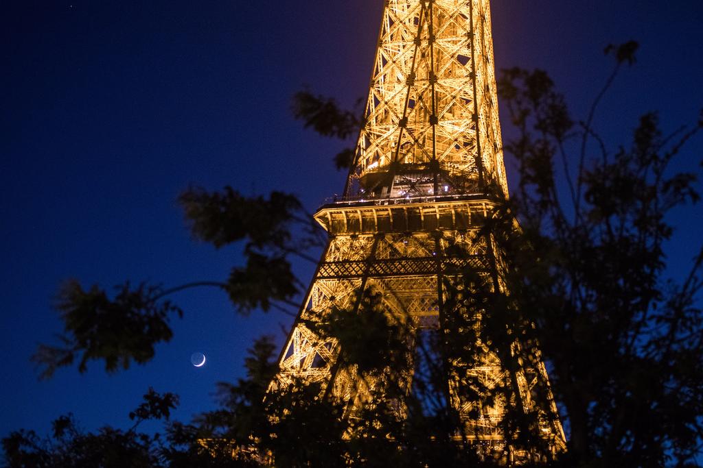 Torre Eiffel apaga sus luces en solidaridad con las víctimas de Beirut
