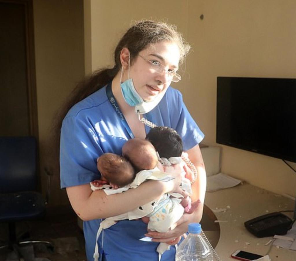 Enfermera salva a tres recién nacidos tras explosión en Beirut