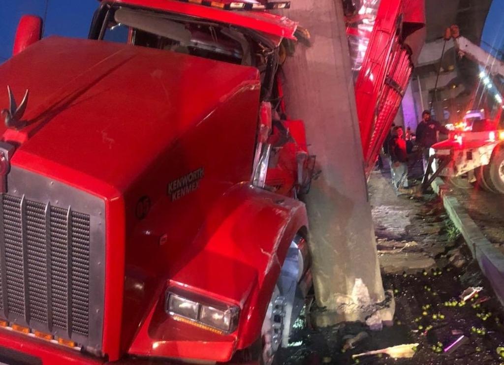 Tráiler se impacta contra pilar en autopista México-Puebla tras evadir un bache