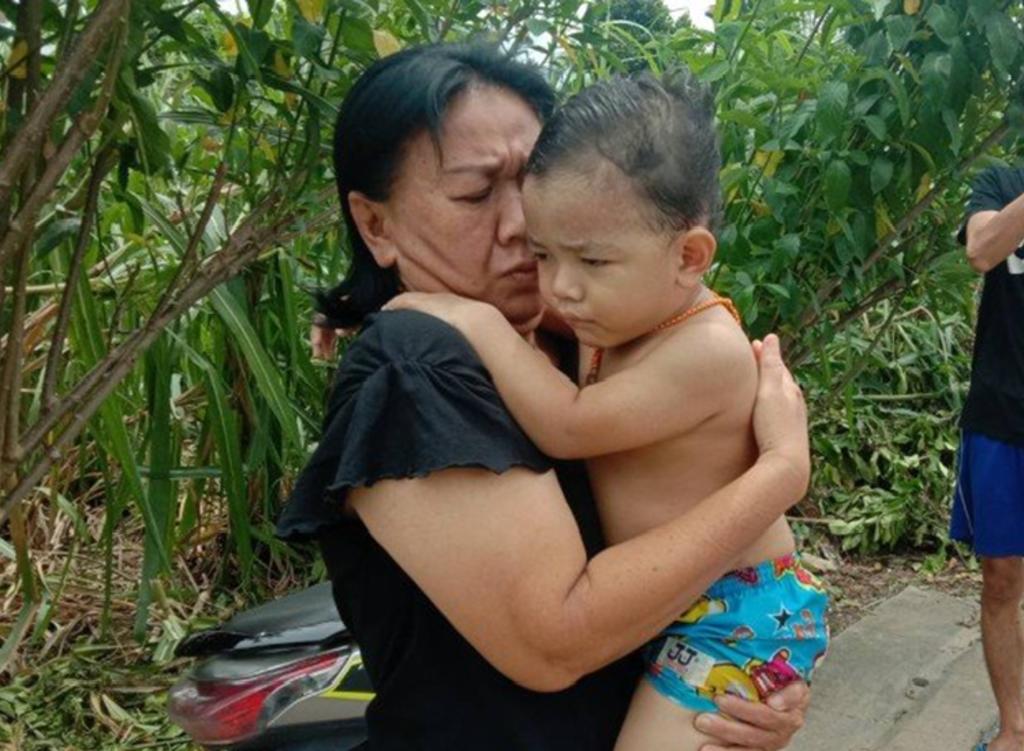 Madre salta a un pozo para salvar a su hijo de 3 años