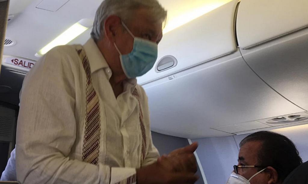 Viaja López Obrador con cubrebocas en vuelo rumbo a CDMX