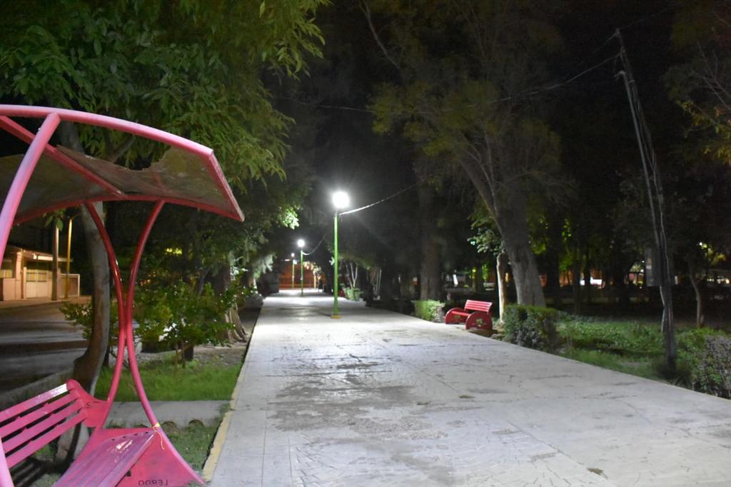 Rehabilitan alumbrado de la Plaza Benito Juárez en Lerdo