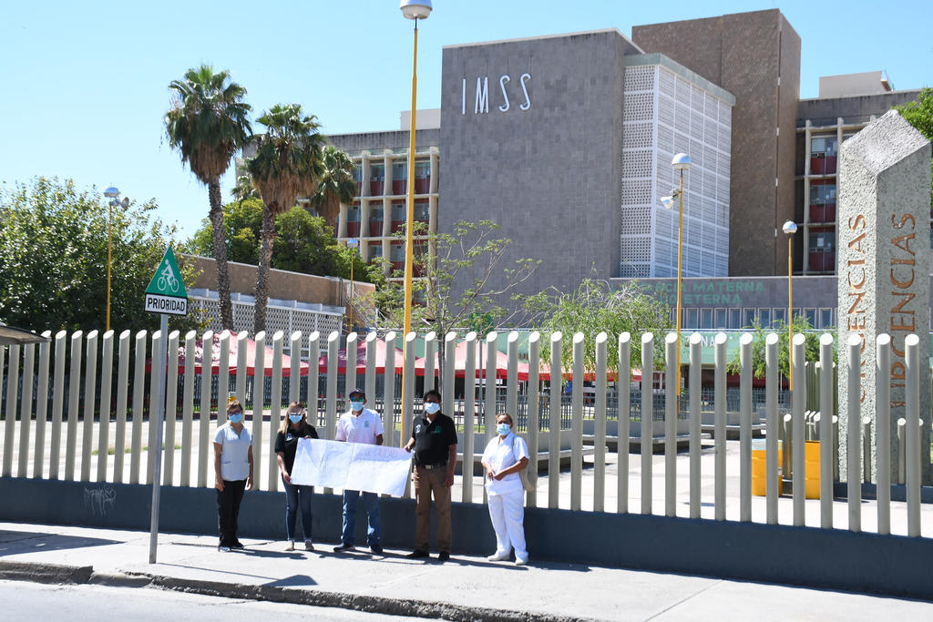 Personal del IMSS protesta en Torreón para denunciar falta de insumos y supuesta represión