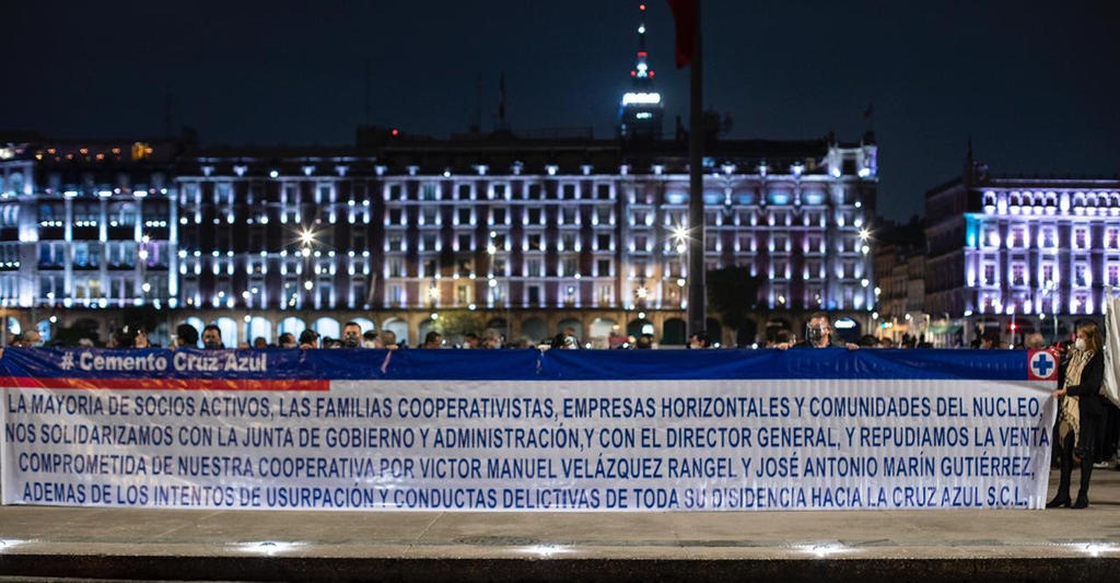 Cooperativistas respaldan a Billy Álvarez frente al Palacio Nacional